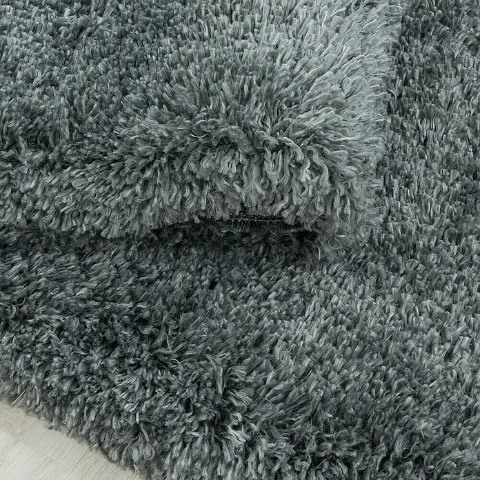 Hochflorteppich Fluffy 3500 - Light Grey, 340 x 240 cm, 100 % Polypropylen - Nahaufnahme eines grauen, hochflorigen Shaggy-Teppichs mit weicher Textur, ideal für Wohnräume, der Komfort und Stil bietet.