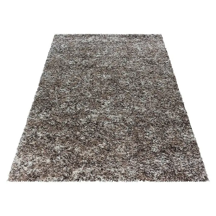 Hochflorteppich Enjoy 4500Beige, 200 x 140 cm, 100 % Polypropylen - Ein rechteckiger, hochfloriger Teppich in einer Mischung aus Braun- und Beigetönen, isoliert auf einem schwarzen Hintergrund.