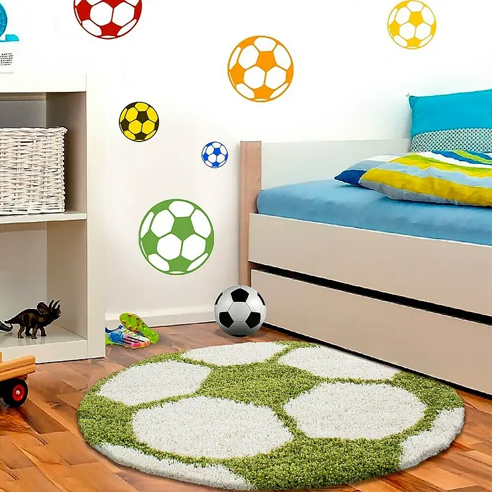 Kinderteppich Fun 6001 - Grün, Durchmesser: 100 cm, 100% Polypropylen - Kinderzimmer mit Fußball-Deko und einem runden, fußballförmigen Teppich in Grün und Weiß.
