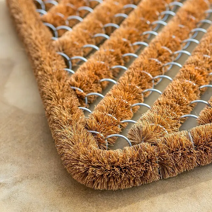 Astra Coco Fußmatte Brush - 40 x 60 cm, Kokos, Standard - Detailaufnahme einer Fußmatte aus Kokosfasern mit Drahtverstärkung, die eine rustikale und natürliche Optik bietet. Ideal für den Eingangsbereich.