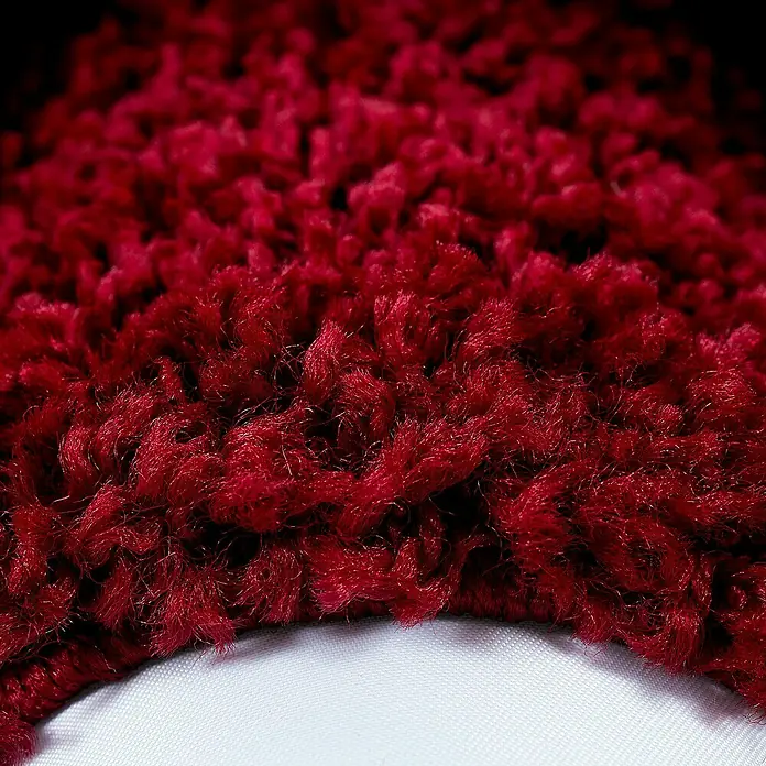 Hochflorteppich Life 1503 - Rot, Durchmesser: 200 cm, 100% Polypropylen - Nahaufnahme eines roten, flauschigen Teppichs, der Weichheit und Komfort ausstrahlt, ideal für gemütliche Wohnräume.