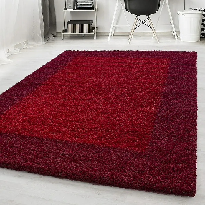 Hochflorteppich Life 1503Rot, 340 x 240 cm, 100% Polypropylen - Ein rechteckiger, hochfloriger Teppich in einem Farbverlauf von tiefem Burgunderrot zu einem helleren Rotton. Ideal für Wohn- oder Arbeitszimmer.