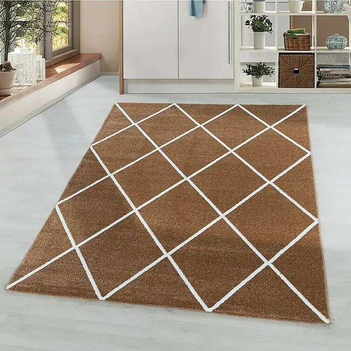 Hochflorteppich Rio 4601 - Kupfer, 150 x 80 cm, 100% Polypropylen - Ein brauner Teppich mit weißem Rautenmuster liegt in einem hellen Raum und wertet die Einrichtung auf.