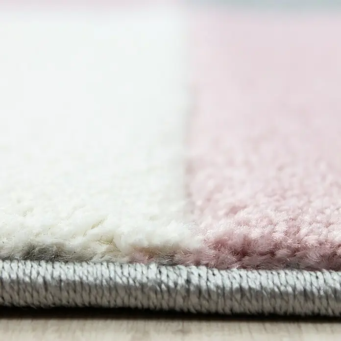 Kurzflorteppich Hawaii 1310Pink, 300 x 80 cm, 100% Polypropylen - Detailaufnahme eines Teppichs in Weiß und Rosa mit grauem Rand, der die weiche Textur und das moderne Design hervorhebt.