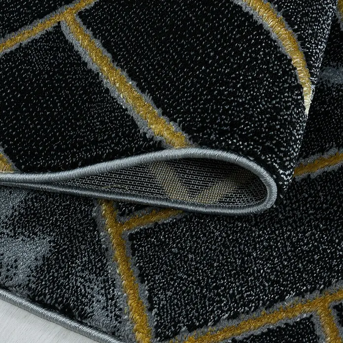 Kurzflorteppich Naxos 3814Gold, 250 x 80 cm, 80% Polypropylen, 20% Polyester - Nahaufnahme eines stilvollen Teppichs mit geometrischem Muster in Schwarz, Grau und Gold, der eine moderne Ästhetik für jeden Raum bietet.