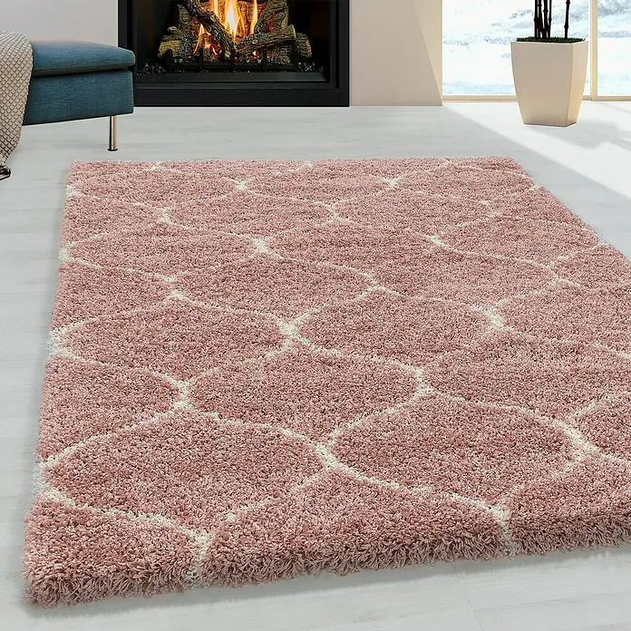 Hochflorteppich Salsa 3201Rose, 340 x 240 cm, 100% Polypropylen - Ein weicher, rosa Teppich mit einem stilvollen, geometrischen Muster liegt auf einem hellen Boden und sorgt für eine gemütliche Atmosphäre.