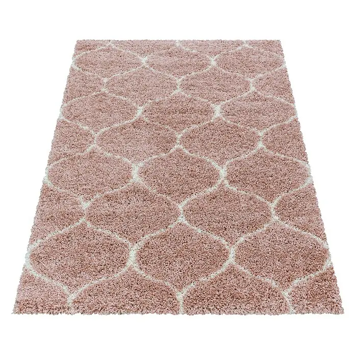 Hochflorteppich Salsa 3201Rose, 340 x 240 cm, 100% Polypropylen - Ein flauschiger, rosa Teppich mit einem weißen marokkanischen Muster, der Wärme und Stil in jeden Raum bringt. Der Teppich ist modern und dekorativ.