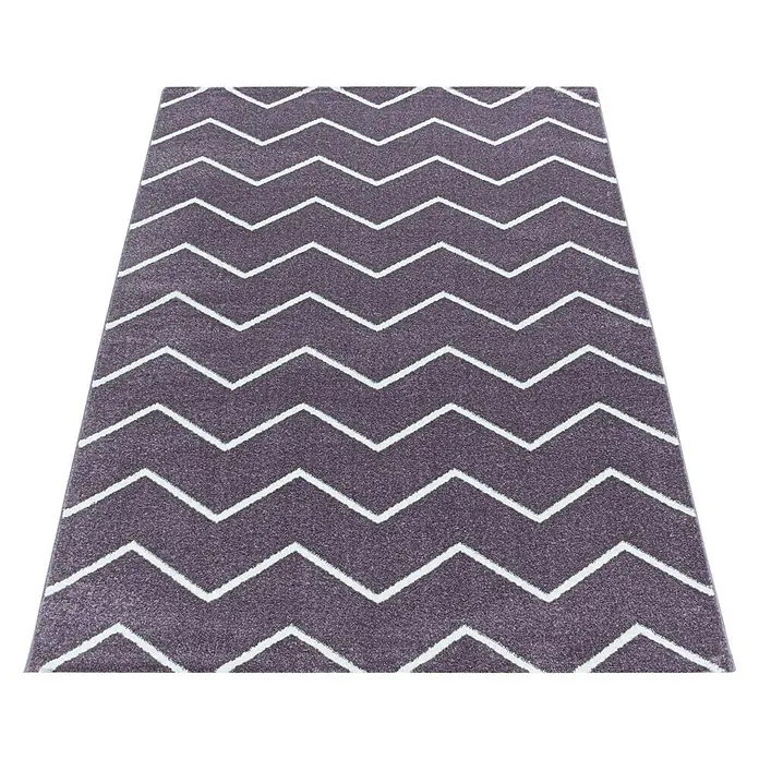 Hochflorteppich Rio 4602 - Lila, 250 x 80 cm, 100% Polypropylen - Ein lila Teppich mit einem Zickzackmuster in Weiß. Perfekt für Wohnzimmer oder Schlafzimmer, dieser Teppich bringt Stil und Komfort.