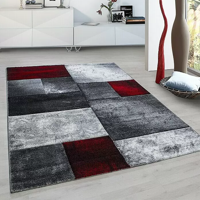 Kurzflorteppich Hawaii 1710 - Rot, 300 x 80 cm, 100% Polypropylen - Geometrischer Patchwork-Teppich in Rot, Dunkelgrau, Hellgrau und Weiß mit Used-Look, auf hellem Boden liegend.