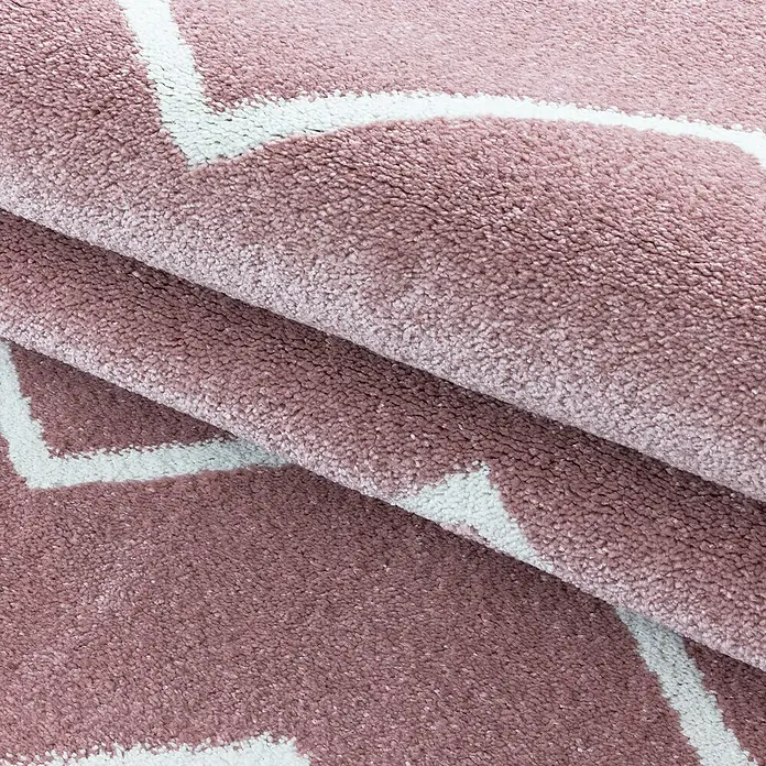 Hochflorteppich Rio 4602 - Rose, 200 x 140 cm, 100% Polypropylen - Detailaufnahme eines rosa Teppichs mit weißem Muster, der weich und einladend wirkt. Ideal für eine gemütliche Atmosphäre im Wohnbereich.