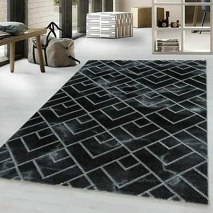 Kurzflorteppich Naxos 3814 - Silber, 200 x 140 cm, 80% Polypropylen, 20% Polyester - Ein dunkler Teppich mit geometrischem Muster liegt auf einem hellen Boden und verleiht dem Raum eine moderne Note.