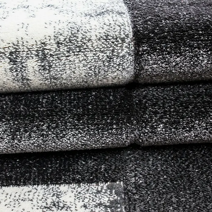 Kurzflorteppich Hawaii 1710Grau, 290 x 200 cm, 100% Polypropylen - Nahaufnahme eines gestapelten, modernen Teppichs in Schwarz-Weiß mit weicher Textur. Ideal für gemütliche Wohnräume mit Stil.