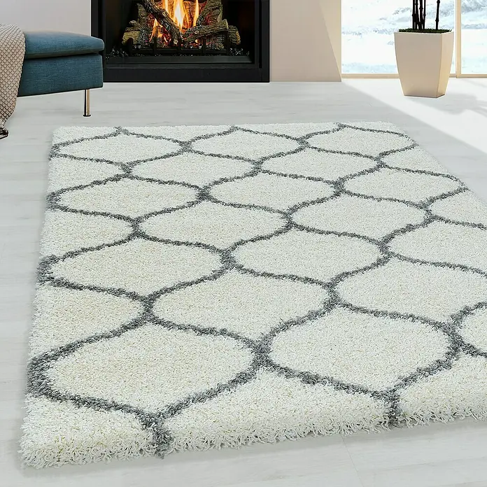Hochflorteppich Salsa 3201 - Cream, 250 x 80 cm, 100% Polypropylen - Elegante Nahaufnahme eines weißen Teppichs mit grauem marokkanischem Muster, der jedem Raum einen Hauch von Stil verleiht.\n