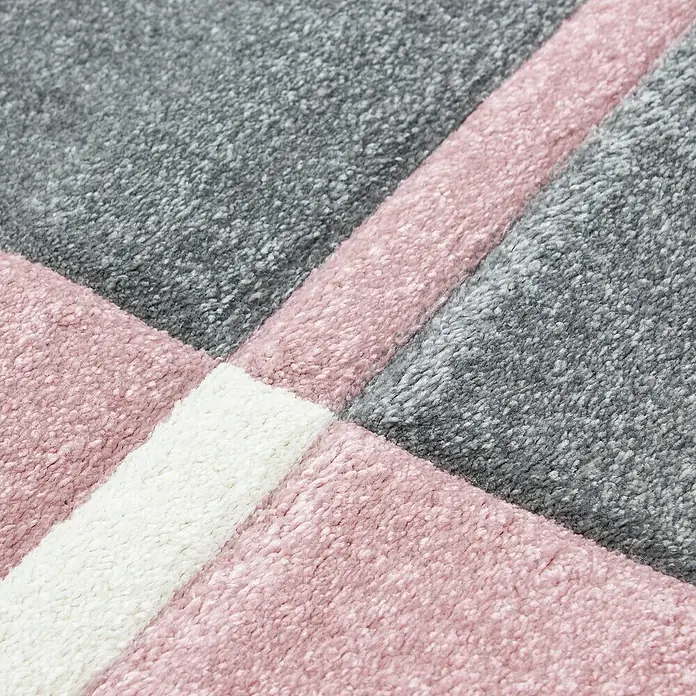 Kurzflorteppich Hawaii 1310Pink, 300 x 80 cm, 100% Polypropylen - Nahaufnahme eines flauschigen Teppichs mit geometrischem Muster in Grau, Rosa und Weiß. Ideal für Wohnräume und Schlafzimmer.