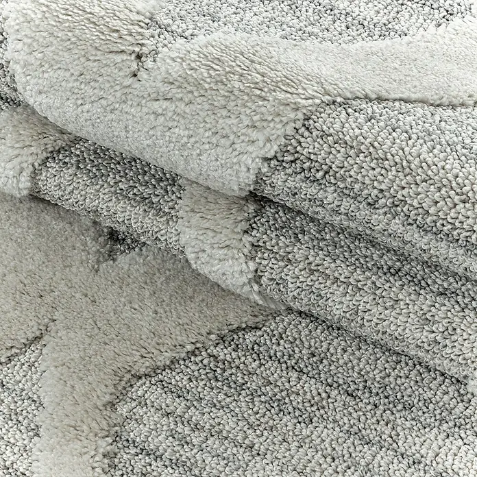 Hochflorteppich Pisa 4703Grau, 290 x 200 cm, 100% Polypropylen - Nahaufnahme eines strukturierten, grau-weißen Badvorlegers, der Weichheit und Komfort für das Badezimmer ausstrahlt.