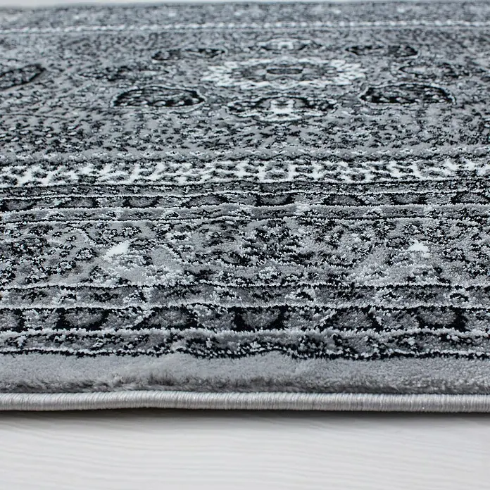 Kurzflorteppich Orient-Optik Marrakesh 0207 - Grau, 340 x 240 cm, 100% Polypropylen - Detailaufnahme eines grauen Teppichs mit traditionellem Muster. Der Teppich zeigt feine Texturen und ein elegantes Design.