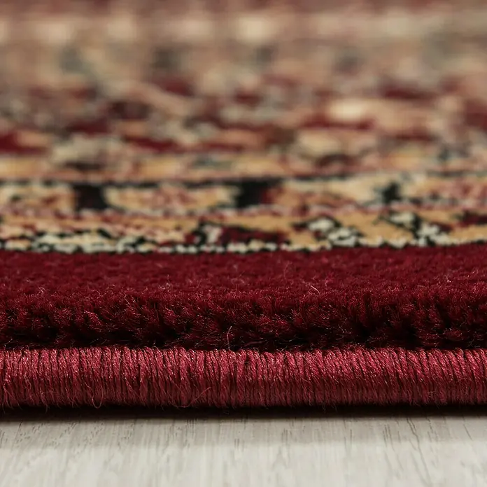 Kurzflorteppich Orient-Optik Marrakesh 0207 - Rot, 150 x 80 cm, 100 % Polypropylen - Nahaufnahme eines roten Teppichs mit dekorativem Muster.