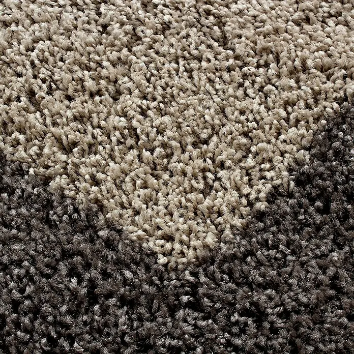 Hochflorteppich Life 1503 - Taupe, 200 x 100 cm, 100% Polypropylen - Nahaufnahme eines Teppichs mit hellen und dunklen Farbtönen, der eine weiche und strukturierte Oberfläche zeigt.