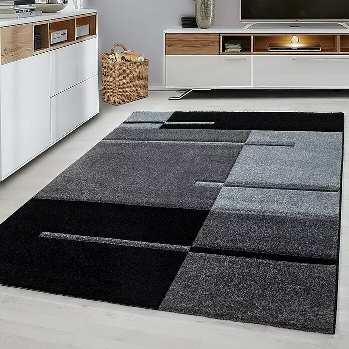Kurzflorteppich Hawaii 1310 - Grau, 370 x 280 cm, 100 % Polypropylen - Moderner, schwarz-grauer geometrischer Teppich mit weichem Flor, auf hellem Holzboden im Wohnzimmer.