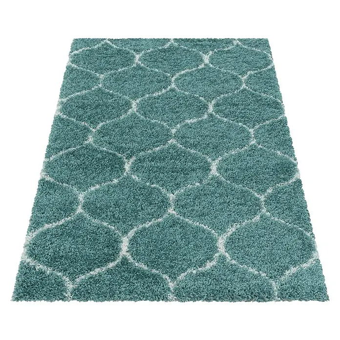 Hochflorteppich Salsa 3201Blau, 340 x 240 cm, 100% Polypropylen - Ein detailreiches Bild eines türkisfarbenen Teppichs mit einem weißen marokkanischen Muster auf einem schwarzen Hintergrund.