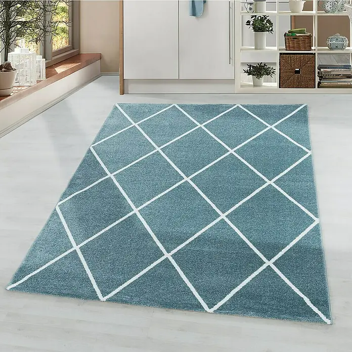 Hochflorteppich Rio 4601 - Blau, 150 x 80 cm, 100% Polypropylen - Ein weicher, blaugrüner Teppich mit einem weißen Rautenmuster liegt auf einem hellen Boden und bringt modernen Stil in den Raum.