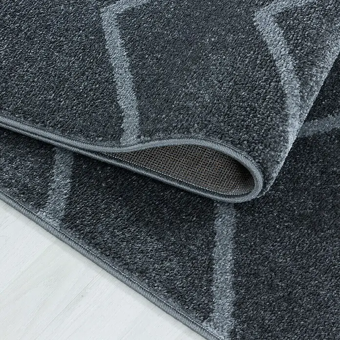 Hochflorteppich Rio 4602Grau, 250 x 80 cm, 100% Polypropylen - Nahaufnahme eines grauen Teppichs mit modernem Muster, der eine stilvolle und komfortable Ergänzung für jedes Zuhause darstellt.