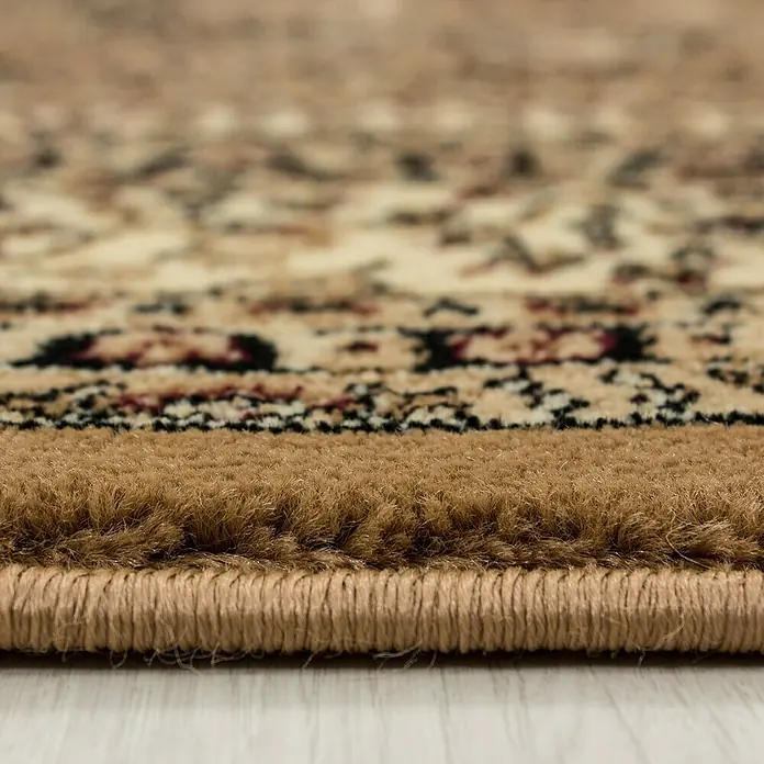 Kurzflorteppich Orient-Optik Marrakesh 0207Beige, 400 x 300 cm, 100 % Polypropylen - Nahaufnahme eines detailreichen, beigefarbenen Teppichs mit klassischem Muster und braunem Rand. Perfekt für ein stilvolles Ambiente.