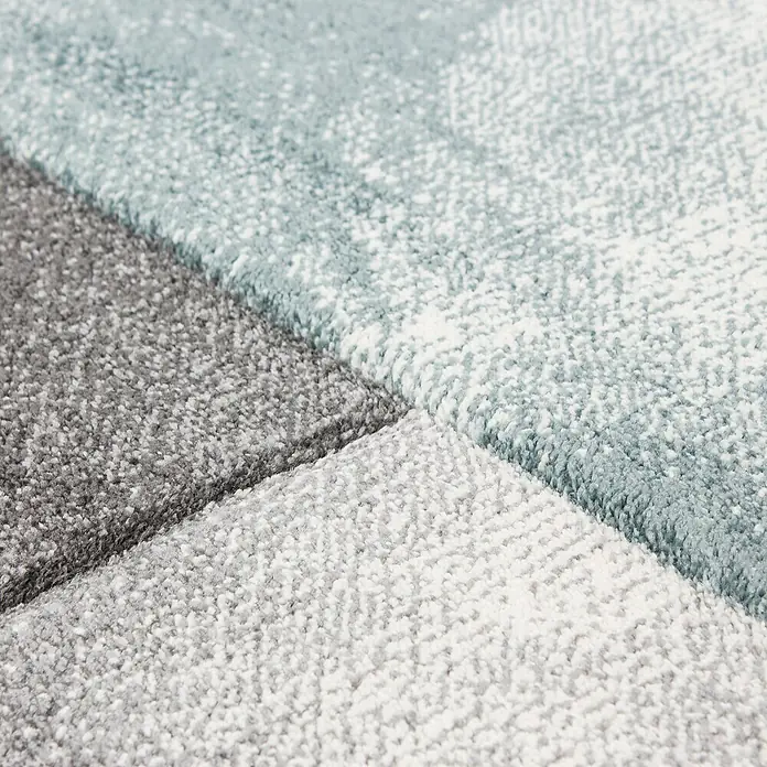 Kurzflorteppich Hawaii 1710 - Blau, 230 x 160 cm, 100 % Polypropylen - Detailaufnahme eines Teppichs mit geometrischen Mustern in Grau-, Weiß- und Blautönen, der eine moderne und stilvolle Atmosphäre schafft.