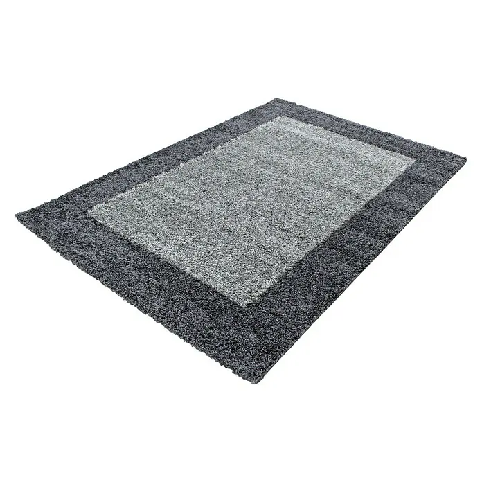 Hochflorteppich Life 1503 - Grau, 200 x 100 cm, 100 % Polypropylen - Grauer Teppich mit dunklerem Rand auf schwarzem Hintergrund.