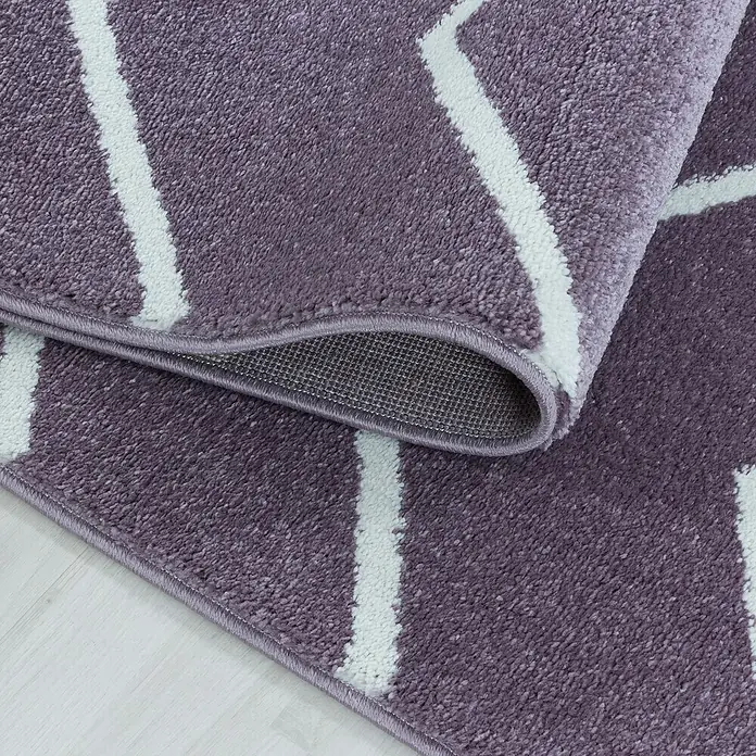 Hochflorteppich Rio 4602 - Lila, 250 x 80 cm, 100% Polypropylen - Nahaufnahme eines lila Teppichs mit weißem geometrischen Muster, der seine Textur und Details zeigt.