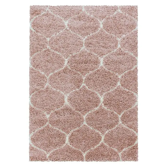 Hochflorteppich Salsa 3201Rose, 340 x 240 cm, 100% Polypropylen - Ein hochfloriger Teppich in einem sanften Rosaton mit einem stilvollen, sich wiederholenden Rautenmuster, der jedem Raum Wärme und Eleganz verleiht.