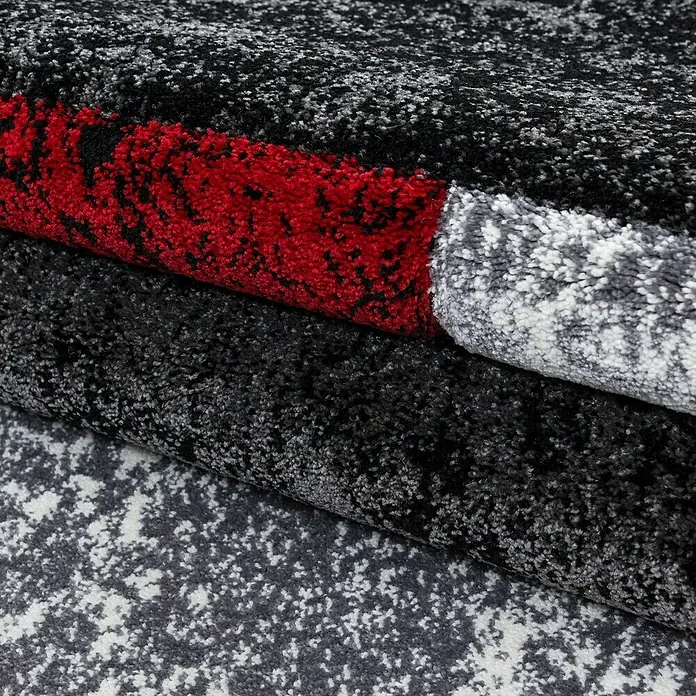 Kurzflorteppich Hawaii 1330 - Rot, 150 x 80 cm, 100% Polypropylen - Nahaufnahme von Teppichmustern in Grau, Rot und Schwarz, die Textur und Design zeigen.