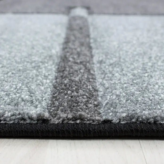 Kurzflorteppich Hawaii 1310 - Grau, 370 x 280 cm, 100 % Polypropylen - Detailansicht eines modernen grauen Teppichs mit einem dunkleren Streifenmuster, das eine elegante und zeitgemäße Ästhetik bietet.