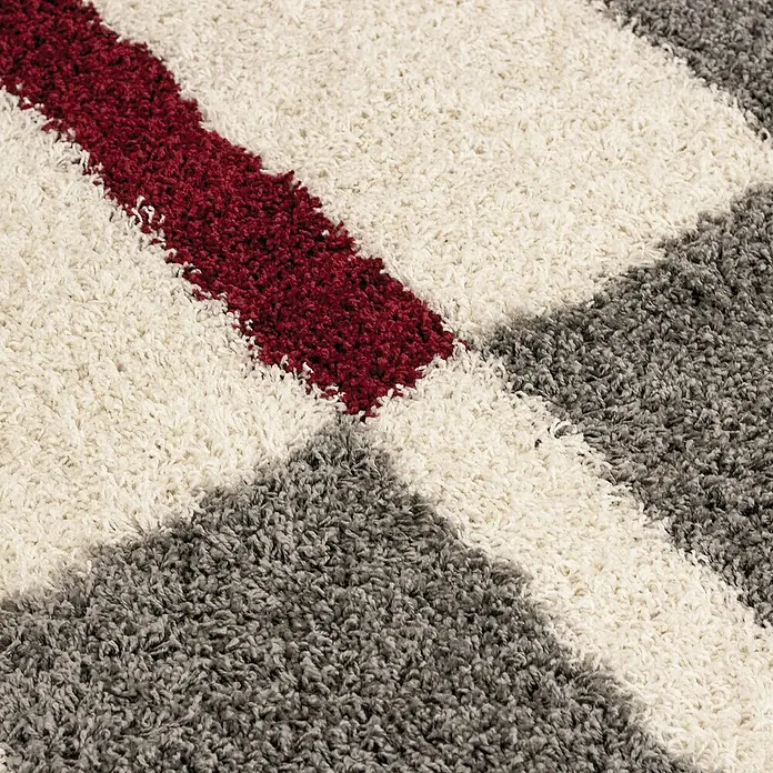 Hochflorteppich Gala 2505Rot, 110 x 60 cm, 100 % Polypropylen - Nahaufnahme eines gemusterten Teppichs in Rot, Weiß und Grau, der Textur und Design hervorhebt.