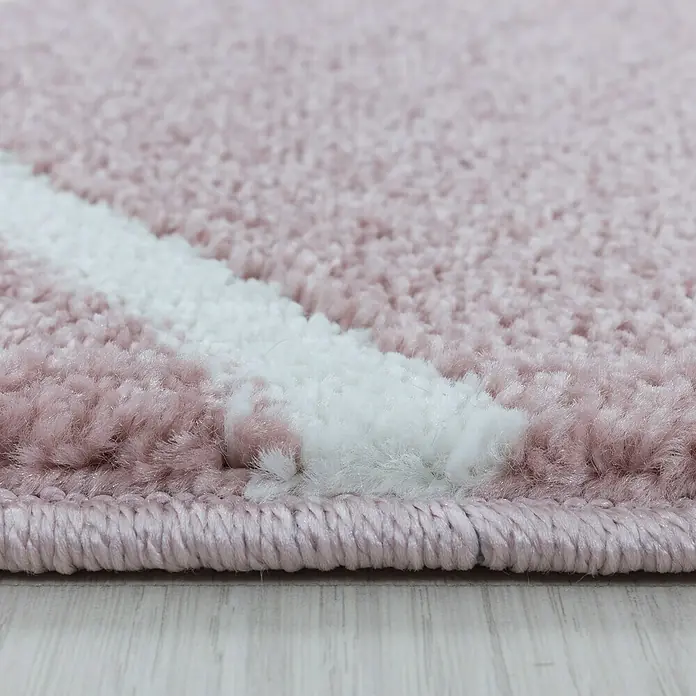 Hochflorteppich Rio 4602 - Rose, 200 x 140 cm, 100% Polypropylen - Nahaufnahme eines rosafarbenen Teppichs mit weißem Streifen. Weiche Textur und hochwertige Verarbeitung zeichnen diesen Teppich aus.