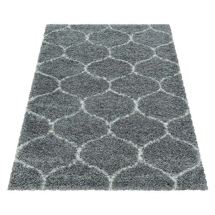 Hochflorteppich Salsa 3201 - Grau, 370 x 280 cm, 100% Polypropylen - Ein grauer Teppich mit einem marokkanisch inspirierten Muster, der jedem Raum einen Hauch von Eleganz verleiht und für Komfort sorgt.