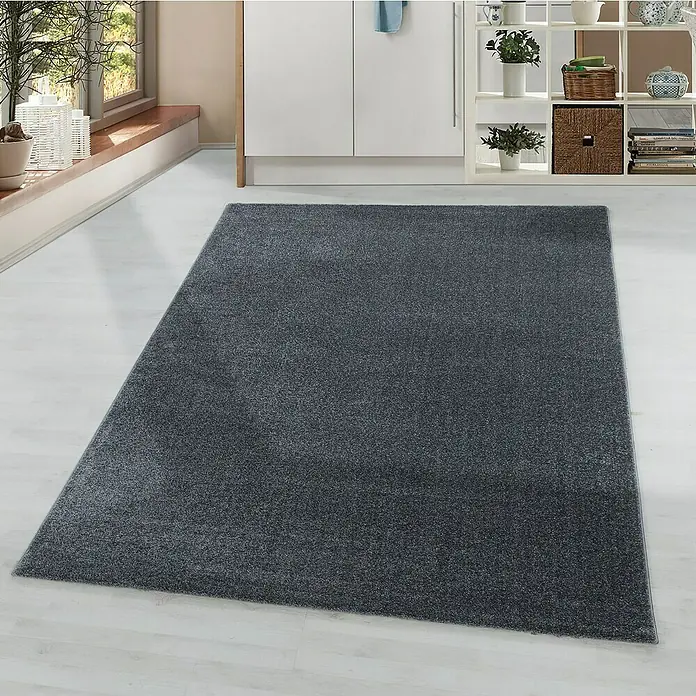 Hochflorteppich Rio 4600 - Grau, 150 x 80 cm, 100% Polypropylen - Ein rechteckiger grauer Teppich liegt auf einem hellen Holzboden und sorgt für Wärme und Stil im Raum. Perfekt als Akzent oder für zusätzlichen Komfort.