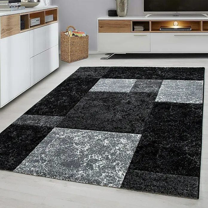 Kurzflorteppich Hawaii 1330 - Schwarz, 170 x 120 cm, 100% Polypropylen - Ein moderner, schwarzer Teppich mit geometrischen Mustern in verschiedenen Grautönen, ideal für ein stilvolles Wohnzimmer.