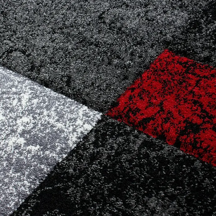 Kurzflorteppich Hawaii 1330Rot, 150 x 80 cm, 100% Polypropylen - Detailaufnahme eines Teppichs mit geometrischen Mustern in Grau-, Schwarz- und Rottönen, ideal für moderne Wohnräume.