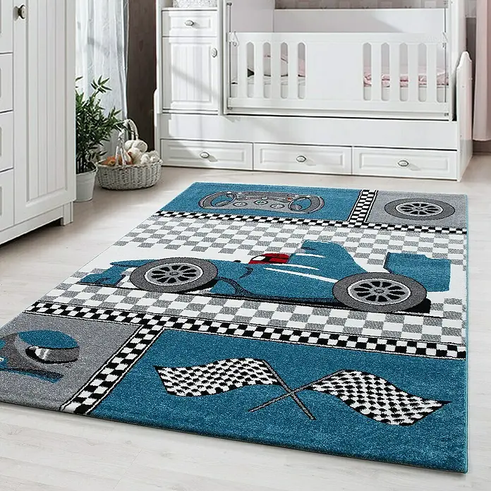 Kinderteppich Kids 0460 - Blau, 150 x 80 cm, 100% Polypropylen - Ein blauer Kinderteppich mit Rennwagenmotiv liegt auf einem hellen Holzboden in einem Kinderzimmer.