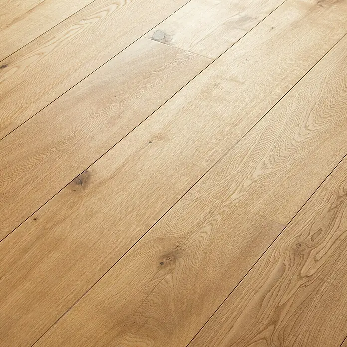 Parkett Eiche Wien - Eiche Wien, Landhausdiele, 1.250 x 190 x 14 mm - Nahaufnahme von hellbraunem Eichenparkett mit sichtbarer Holzmaserung, das ein warmes, natürliches Ambiente ausstrahlt und die Qualität des Materials betont.