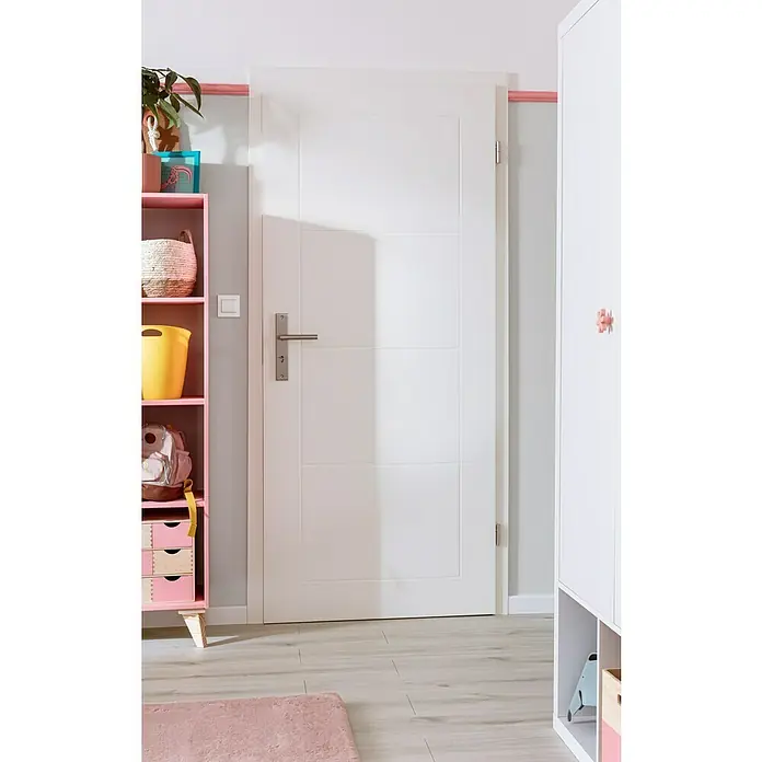 Kilsgaard Zimmertür Lines II - 860 x 1.985 mm, DIN Anschlag: Rechts, Weiß lackiert, ähnlich RAL 9010, Röhrenspan - Weiß lackierte Innentür mit horizontalem Nutendesign, die einen modernen Akzent in einem Kinderzimmer mit rosa Akzenten setzt.