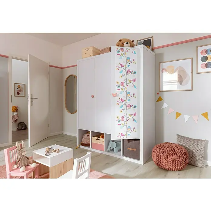 Kilsgaard Zimmertür Lines II - 860 x 1.985 mm, DIN Anschlag: Rechts, Weiß lackiert, ähnlich RAL 9010, Röhrenspan - Das geräumige Kinderzimmer mit einem weißen Kleiderschrank, verziert mit bunten Vogel- und Baum-Motiven, bietet viel Stauraum.