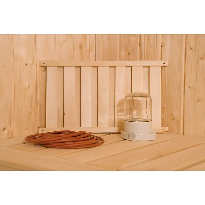 Weka Saunaleuchten-Set - 3 -tlg., E27, 40 W - Sauna-Interieur mit Holzwänden, einer Rückenlehne, einer Lampe mit Glasschirm und einem orangefarbenen Kabel.