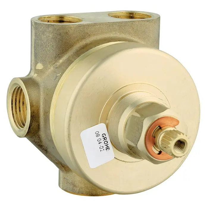 Grohe Unterputzsystem 5-Wege-Umstellung - Einbautiefe: 66 mm - 113 mm - Nahaufnahme einer Grohe Unterputz-Thermostatbatterie in Messing, ideal für Badezimmerinstallationen. Hochwertige Verarbeitung garantiert Langlebigkeit.