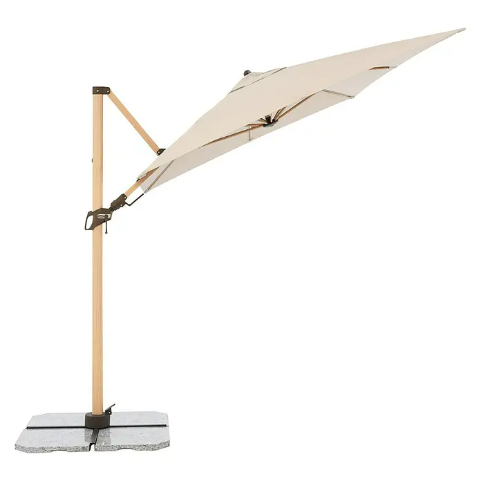 Doppler Alu Wood Ampelschirm AX Ultra - Natur, Bespannungsmaß (L x B): 300 x 220 cm - Detailaufnahme eines freistehenden Sonnenschirms mit beigem Schirm und Holzständer auf einer grauen Steinplatte. Ideal für den Garten.