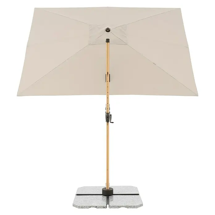 Doppler Alu Wood Ampelschirm AX Ultra - Natur, Bespannungsmaß (L x B): 300 x 220 cm - Bild eines quadratischen Sonnenschirms mit beigem Stoff und einem hellbraunen Holzstiel auf einem grauen, gesprenkelten Sockel.