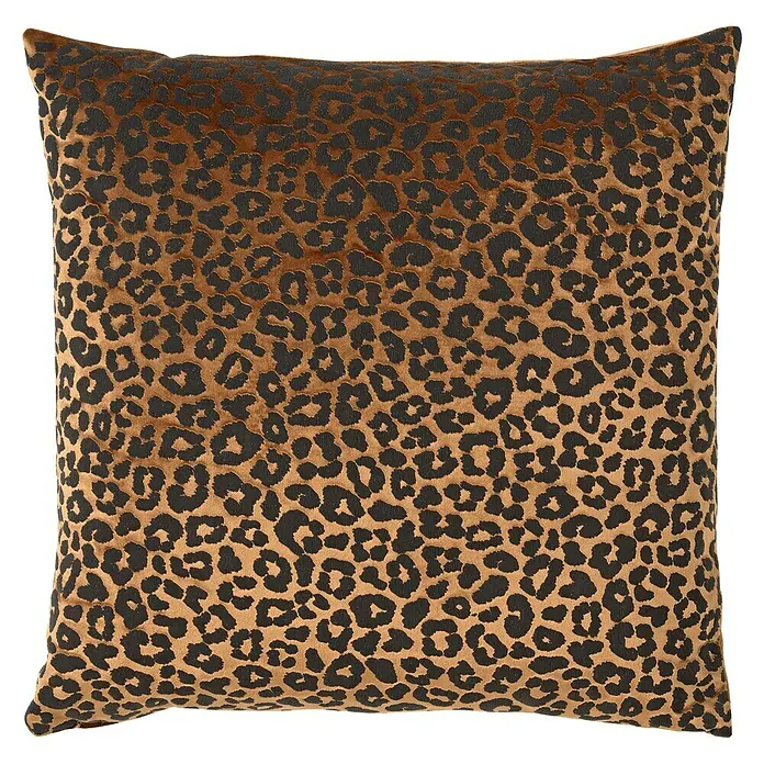 Kissen SuriTobacco Brown, 45 x 45 cm, 100 % Polyester - Nahaufnahme eines quadratischen Kissens mit einem auffälligen Leopardenmuster in Braun- und Schwarztönen, das eine luxuriöse Note verleiht.