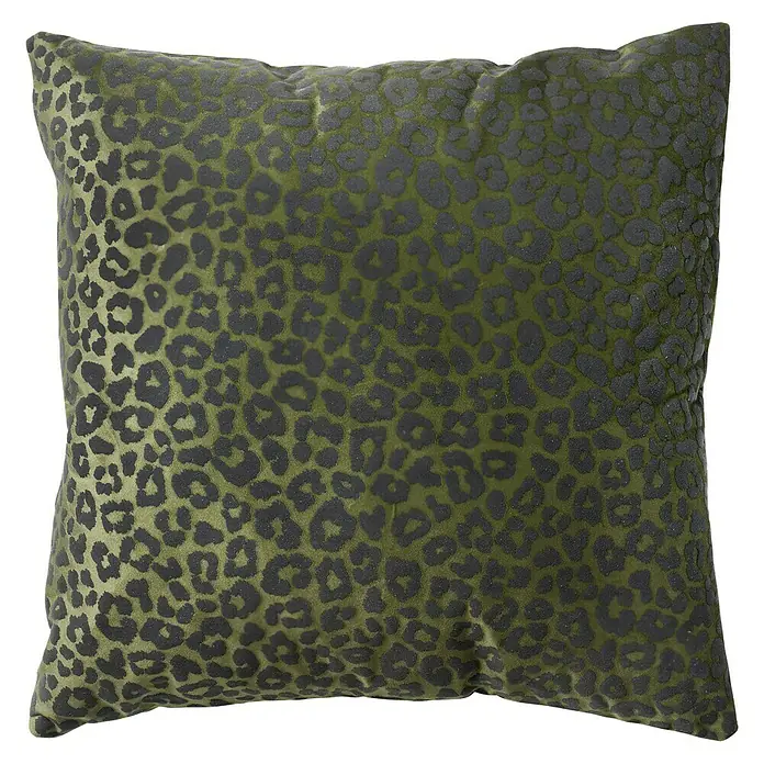 Kissen Suri - Chive, 45 x 45 cm, 100 % Polyester - Nahaufnahme eines quadratischen Dekokissens mit einem olivgrünen Leopardenmuster auf schwarzem Hintergrund. Das Kissen ist weich und gemütlich.