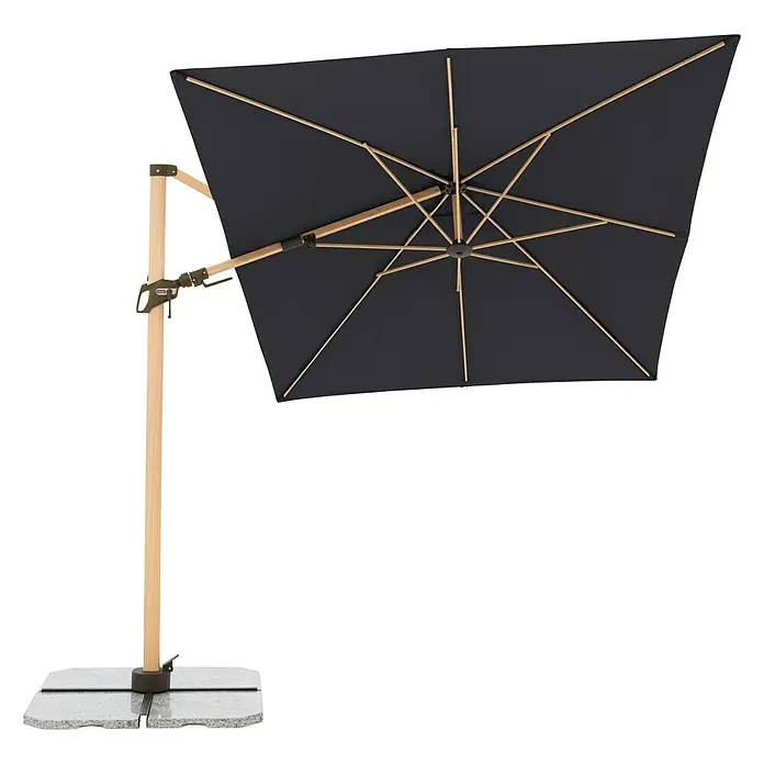 Doppler Alu Wood Ampelschirm AX UltraAnthrazit, Bespannungsmaß (L x B): 300 x 220 cm - Ein quadratischer Sonnenschirm mit Holzrahmen und grauem Stoff sorgt für Schatten auf der Terrasse. Der Schirm steht auf einem soliden Steinsockel.